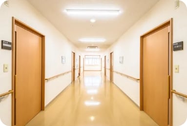 2階の写真。廊下中央に立ち奥に向かって撮影したもの